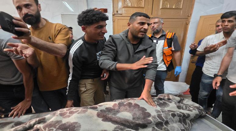 مواطنون ينقلون جثمان مواطن وعدداً من المصابين بينهم أطفال إلى مجمع ناصر الطبي في خان يونس جنوب قطاع غزة، جراء استهداف إسرائيلي في منطقة المواصي